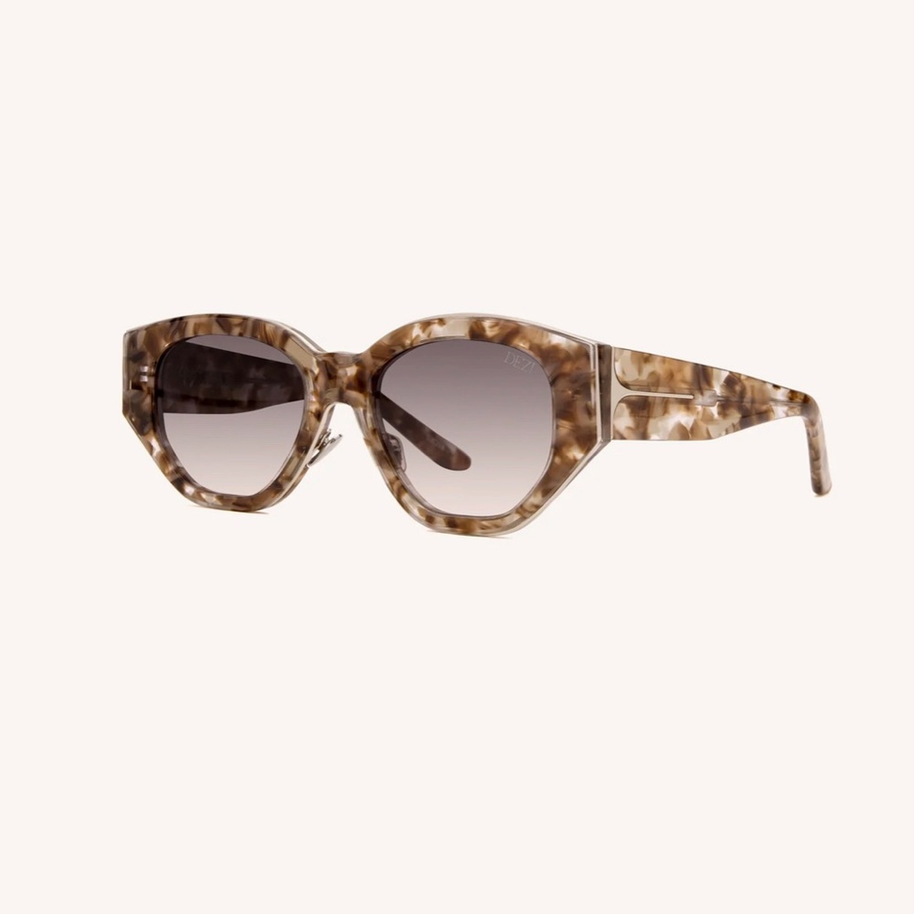 DEZI CHARGE IT ALLUDED NUDE / SMOKE GRADIENT SUNGLASSES